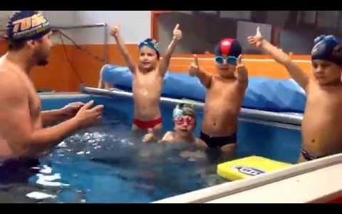 Малыши на тренировке по плаванию ( мимимишное видео )