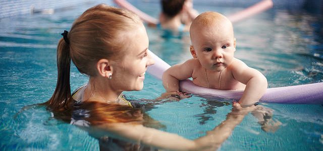 Когда начинать учить ребенка плавать? совет Педиатра – плавание для грудничка. Стоит ли ходить в бассейн?